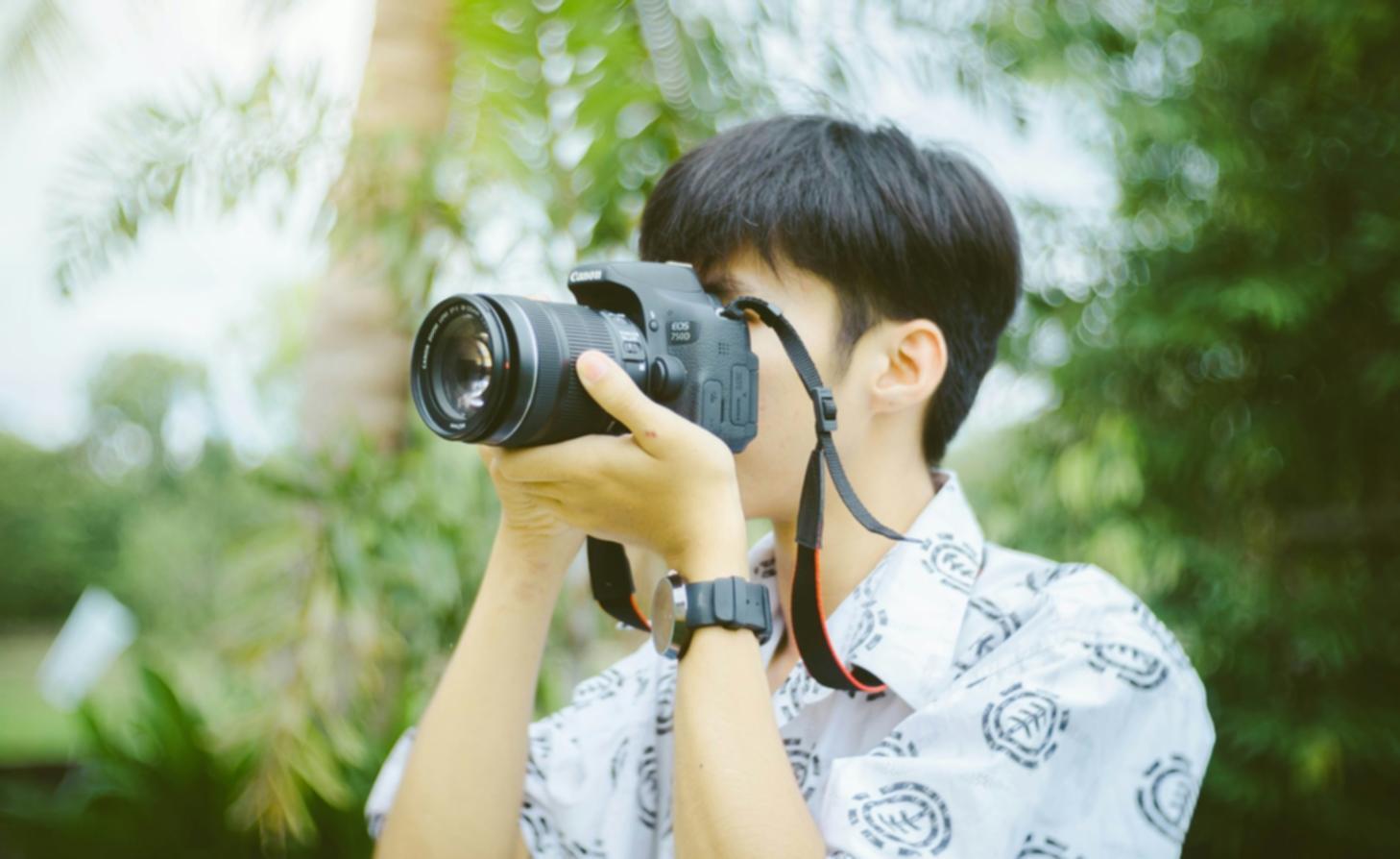 Vista panoramica di paesaggio montano durante l'ora d'oro, esempio di composizione fotografica